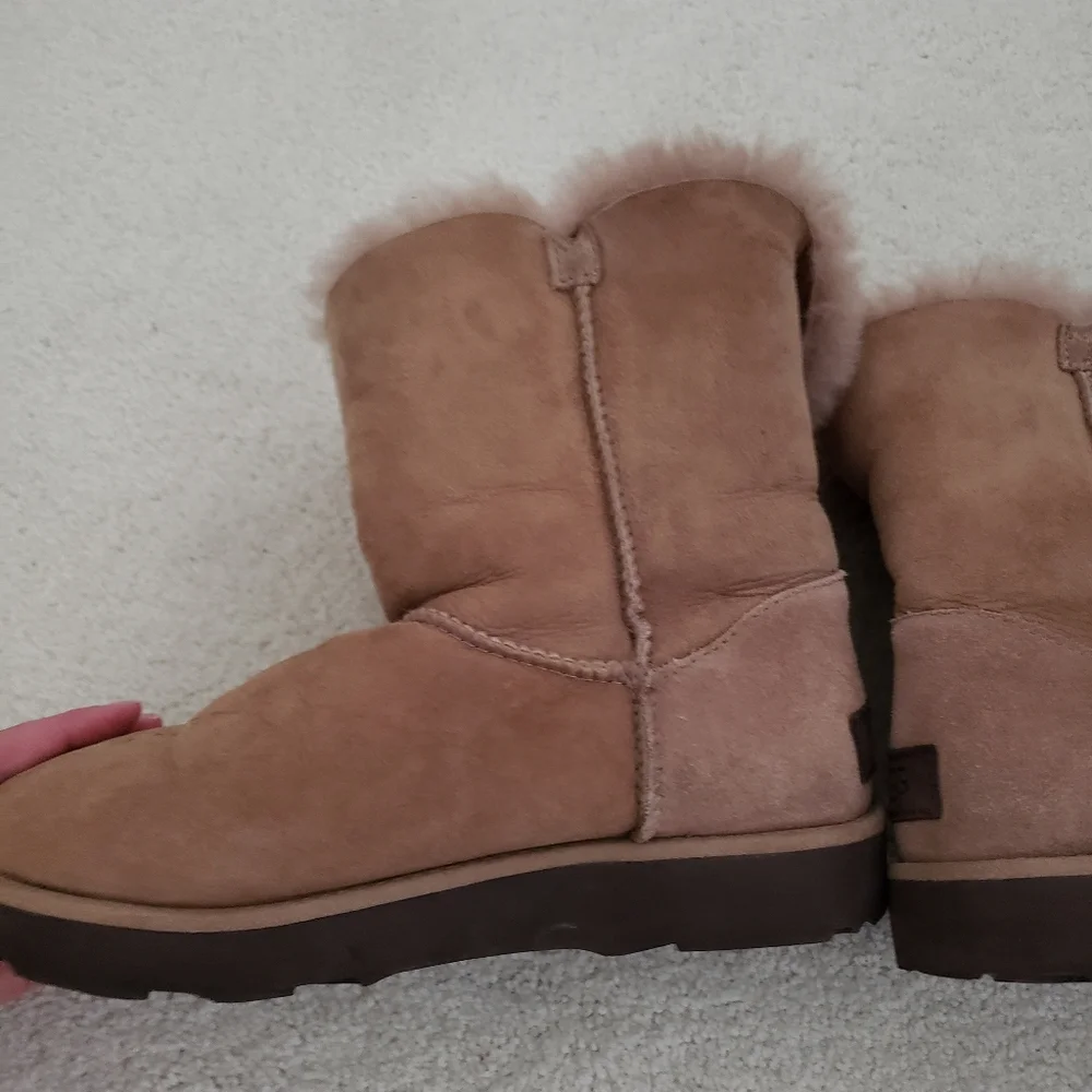 Ugg Classic Knot Classic Short Boots sz6